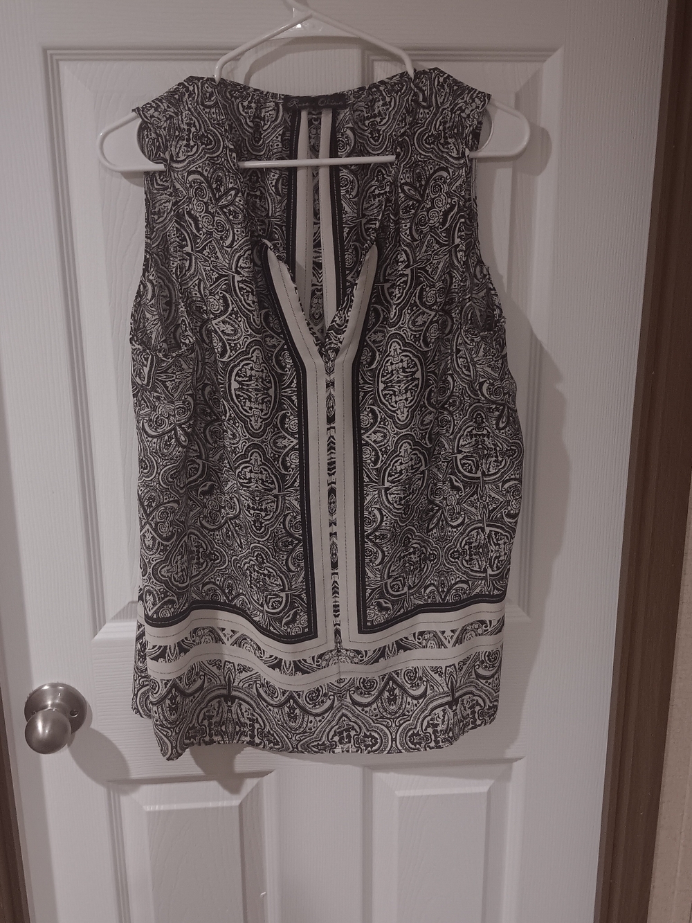 Rose & Olive Paisley Sleeveless Blouse in Black & White